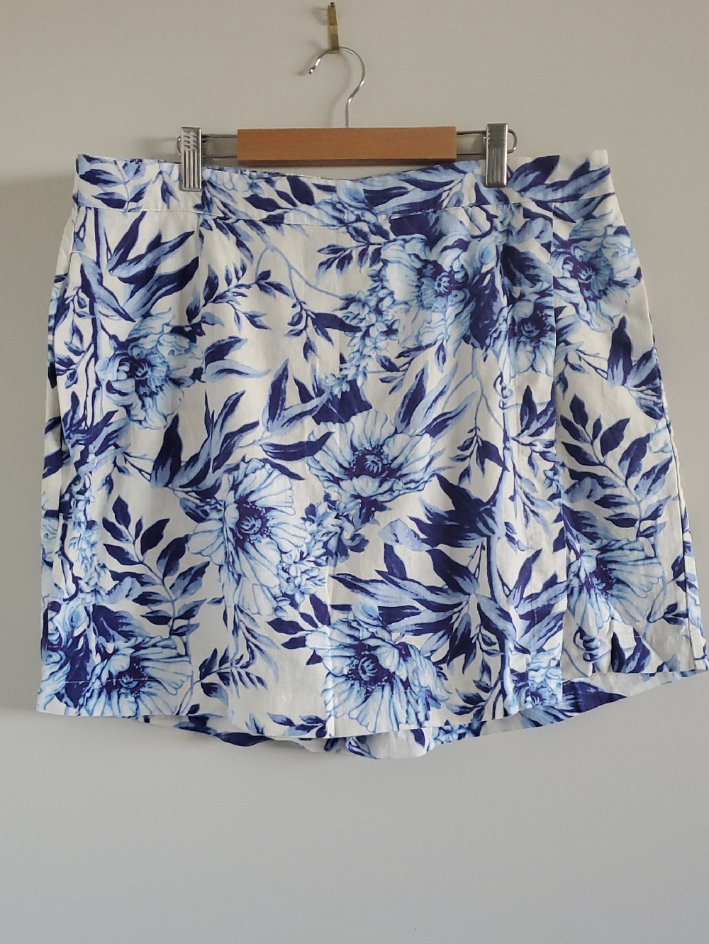 Ellen Tracy White and Blue Floral Linen Blend Mini Skorts Sz XL Summer Feminine